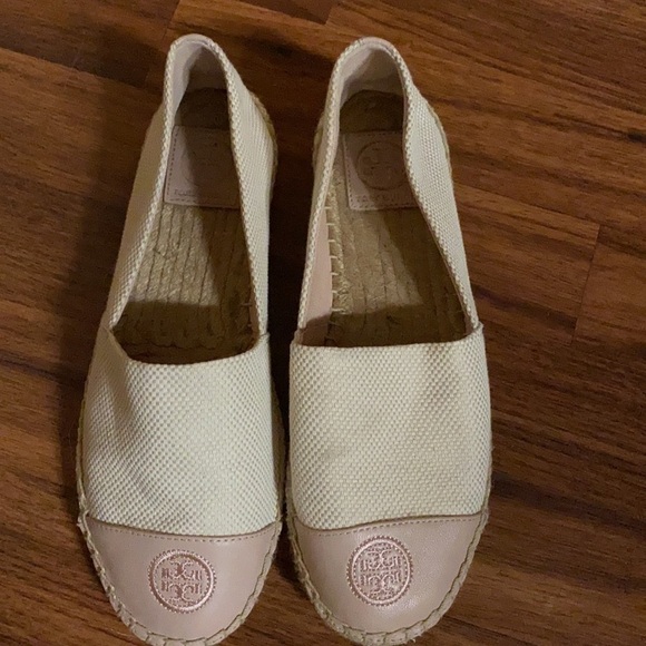 TORY Burch flats- like new - Picture 5 of 6